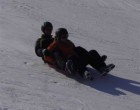 Marc und Stefan beim Schneerutschen